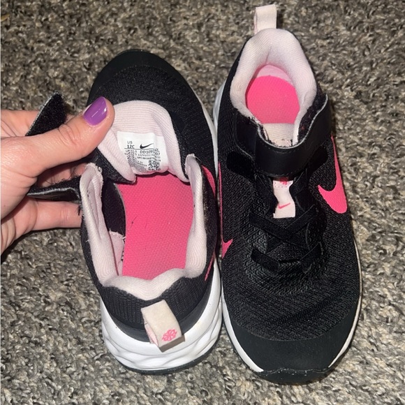 Toddler girls 12C Nike shoes - Picture 2 of 3